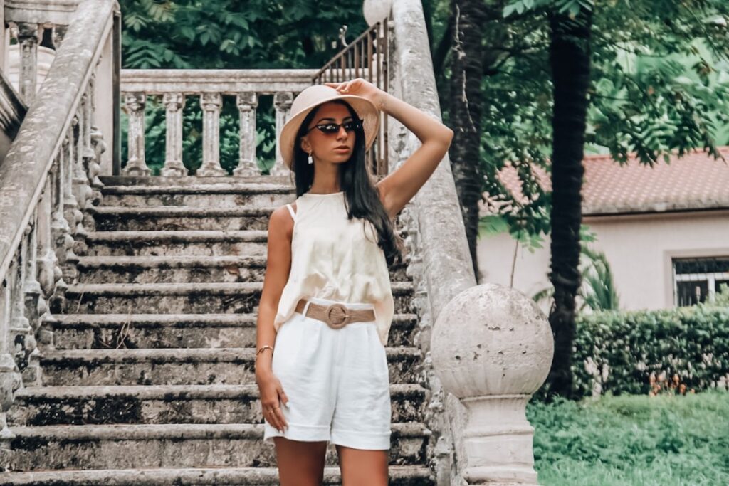 Titelbild zu „Sommerreisen in Style: Ratschläge für die ideale Reisegarderobe“